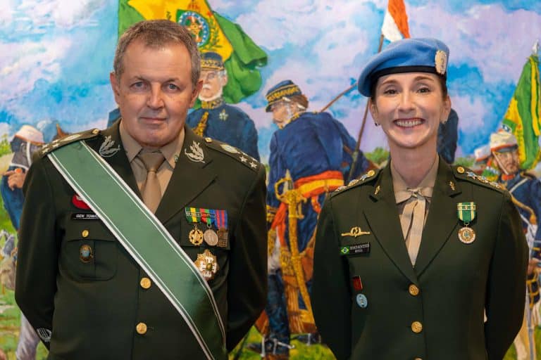 MILITAR BRASILEIRA RECEBE RECONHECIMENTO INTERNACIONAL POR SUA ATUAÇÃO EM MISSÃO DE PAZ