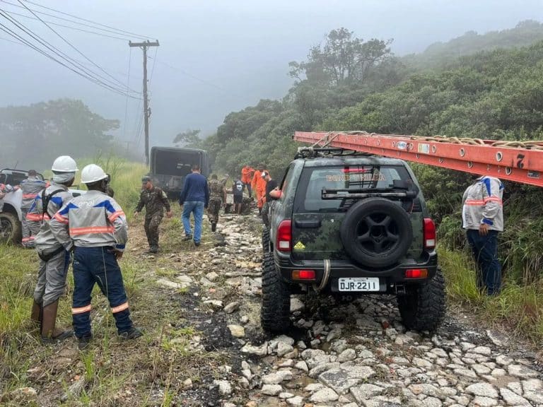 Solidariedade em Ação: 32º Batalhão de Infantaria Leve de Montanha Apoia Petrópolis na Recuperação da Rede Elétrica