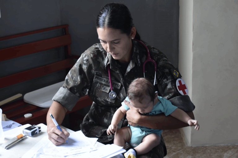 Descobrindo a Solidariedade nas Veias da Amazônia: Como uma Missão Conjunta das Forças Armadas Brasileiras Está Transformando Vidas em Tefé