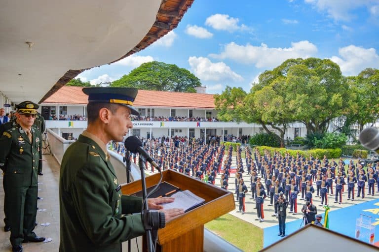 Cerimônia Histórica no Exército Brasileiro: A Entrega do Sabre Sargento Max Wolff Filho aos Futuros Líderes Militares