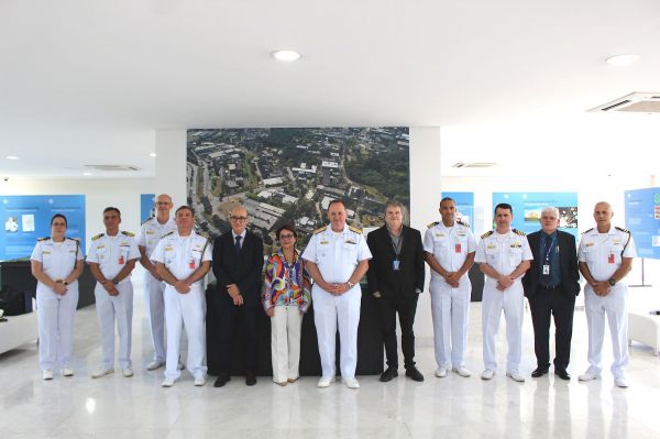 Comitiva da Marinha, com representantes da direção do IPEN e da CNEN, durante visita ao Espaço Cultural Marcello Dami