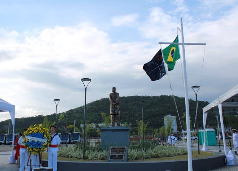 MARINHA DO BRASIL HOMENAGEIA ALMIRANTE TAMANDARÉ COM MONUMENTO EM NITERÓI