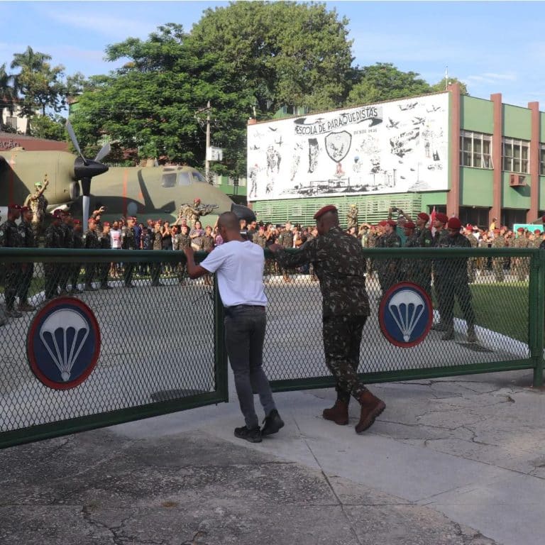 Centro de Instrução Pára-quedista Celebra Incorporação de Novos Soldados em Cerimônia Marcante