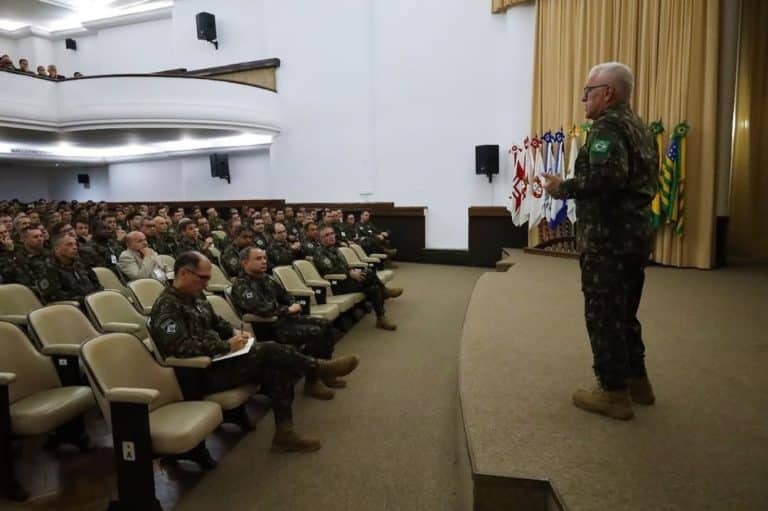 Visão e Desafios Futuros: Conferência do Gen Soares na ECEME Destaca a Geopolítica e o Exército Brasileiro
