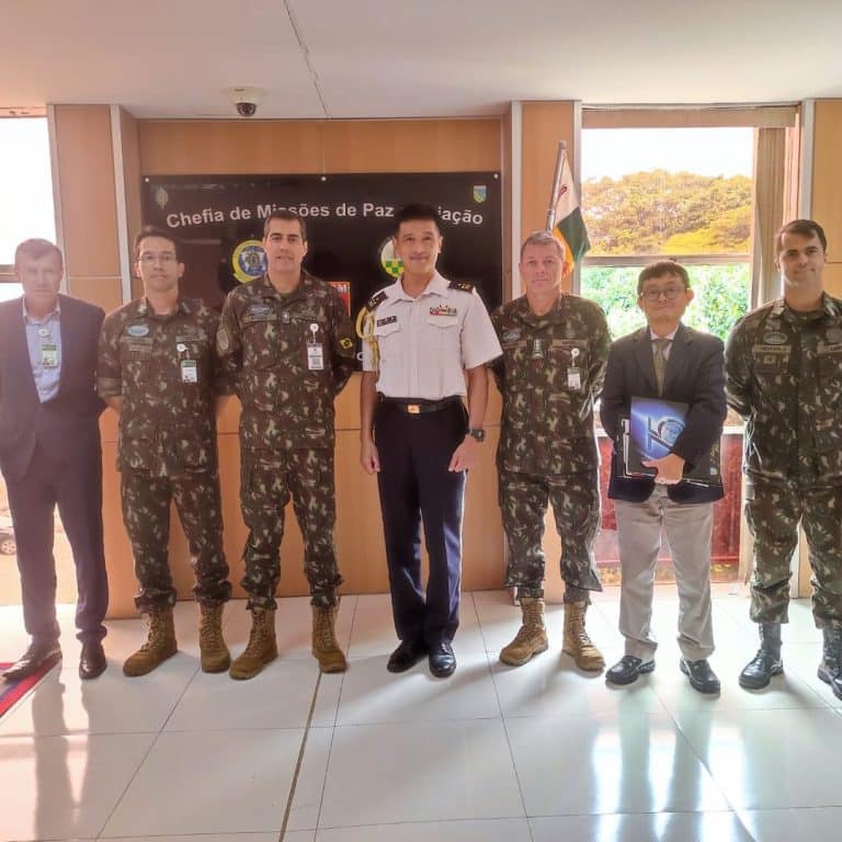 Fortalecimento das Relações Militares: Adido de Defesa do Japão Visita o Comando de Operações Terrestres do Brasil
