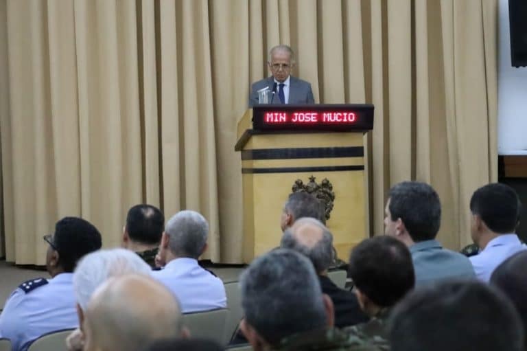 Ministro da Defesa Aborda Desafios de Segurança em Palestra na ECEME