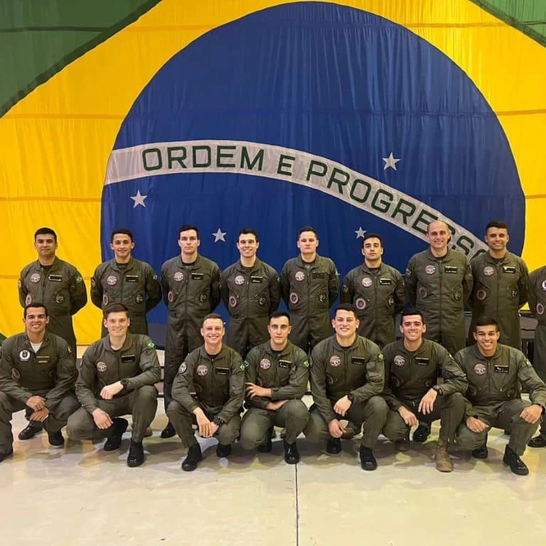 Inovação e Bravura no Céu Noturno: Curso de Pilotos de Aeronaves do Exército Brasileiro Conquista Novos Horizontes com Óculos de Visão Noturna