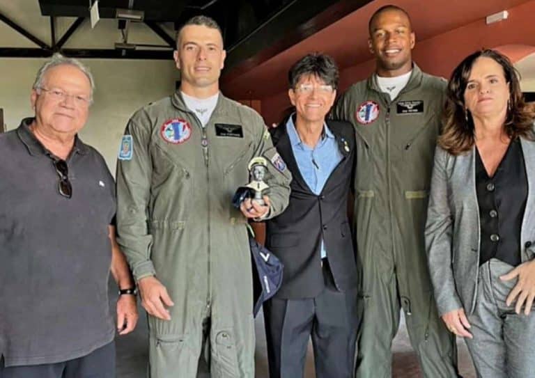 Céu de Aracaju Pintado de Orgulho: Capitão Bezerra e a Esquadrilha da Fumaça Brilham no Aniversário da Cidade
