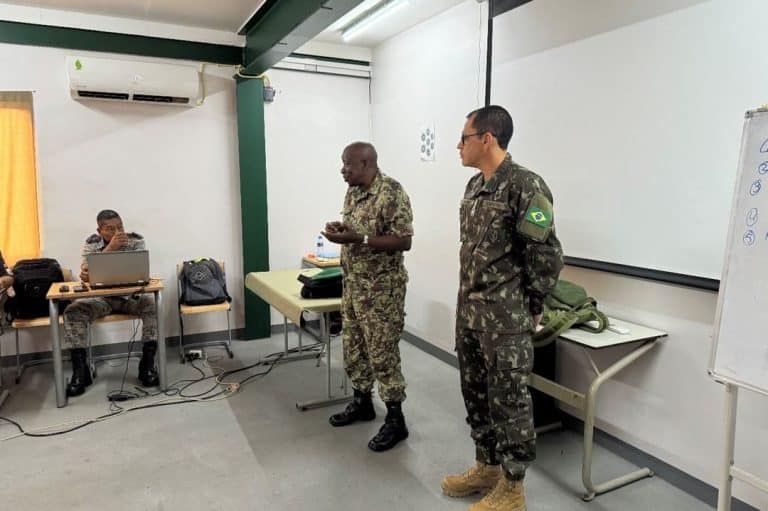 Fortalecendo Laços: Exército Brasileiro e Forças Armadas do Suriname Unem Forças em Curso de Comando e Estado-Maior