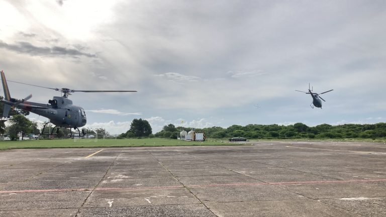 União nos Céus: O Voo de Formatura que Reforça a Excelência e Cooperação da Aviação Naval