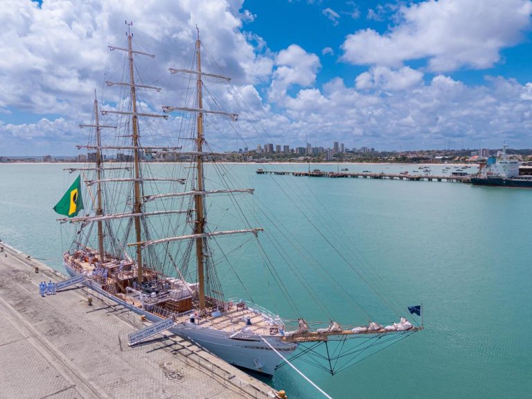Navio-Veleiro ‘Cisne Branco’ em Maceió: Uma Viagem pela Cultura Naval Brasileira e Fortalecimento de Laços Comunitários
