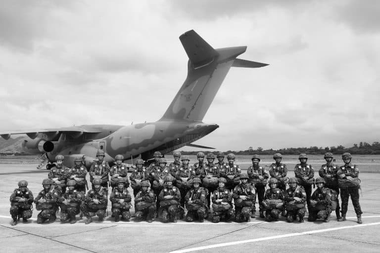 Alturas da Igualdade: Mulheres Paraquedistas do Exército Brasileiro Celebram o Dia Internacional da Mulher com Salto Memorável