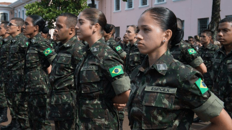 Três Décadas de Transformação: A Jornada da Mulher de Carreira no Exército Brasileiro