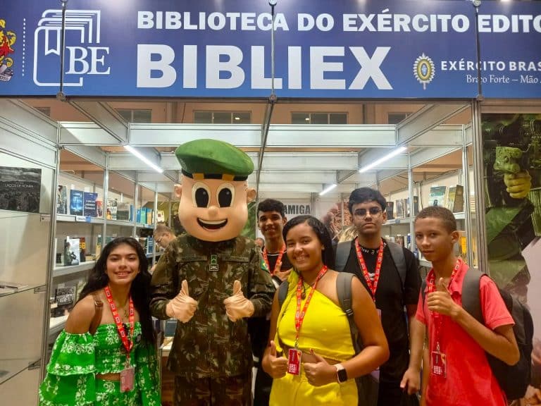 PERSONAGEM RECRUTINHA ENCANTA VISITANTES NA BIENAL DO LIVRO BAHIA 2024