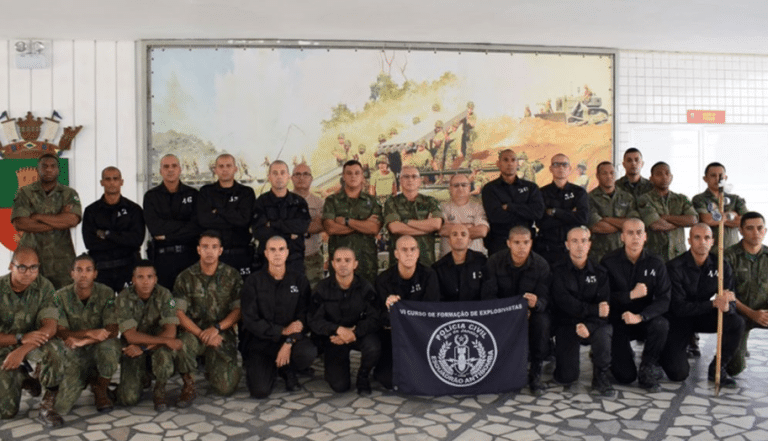 BATALHÃO DE ENGENHARIA DE FUZILEIROS NAVAIS FORTALECE INTERCÂMBIO COM ESQUADRÃO ANTIBOMBA DA CORE