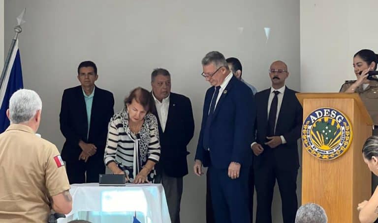 ADESG/AL PROMOVE CERIMÔNIA DE POSSE DA DIRETORIA EXECUTIVA E ASSINA CONVÊNIO COM O CENTRO UNIVERSITÁRIO MÁRIO JUCÁ