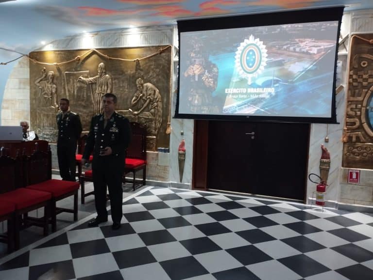 GENERAL ANDRELUCIO RICARDO COUTO RECEBE HOMENAGEM EM PALESTRA NA LOJA MAÇÔNICA