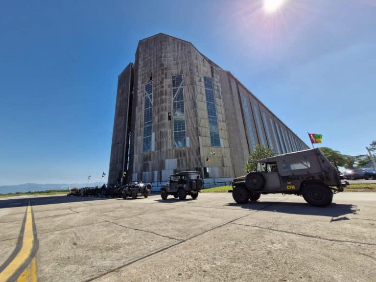 CVMARJ ECOA NA BASE AÉREA DE SANTA CRUZ DURANTE EXIBIÇÃO DE VEÍCULOS MILITARES ANTIGOS