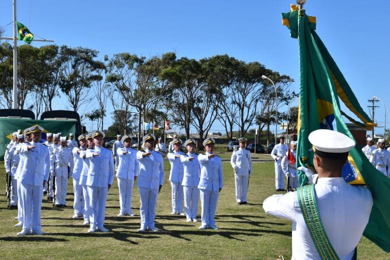 FORMAÇÃO E COMPROMISSO: NOVOS GUARDAS-MARINHA MÉDICOS JURAM À BANDEIRA NO RIO GRANDE