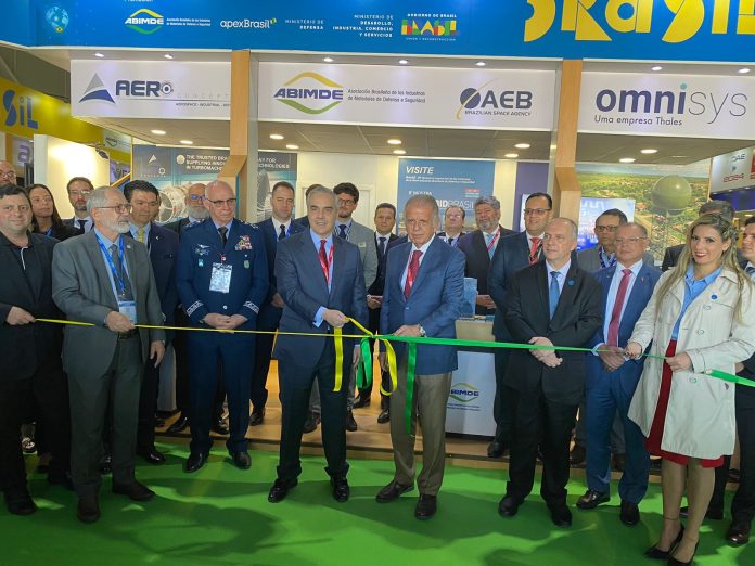 Pavilhão Brasil, coordenado pela ABIMDE, é inaugurado por autoridades na FIDAE 2024