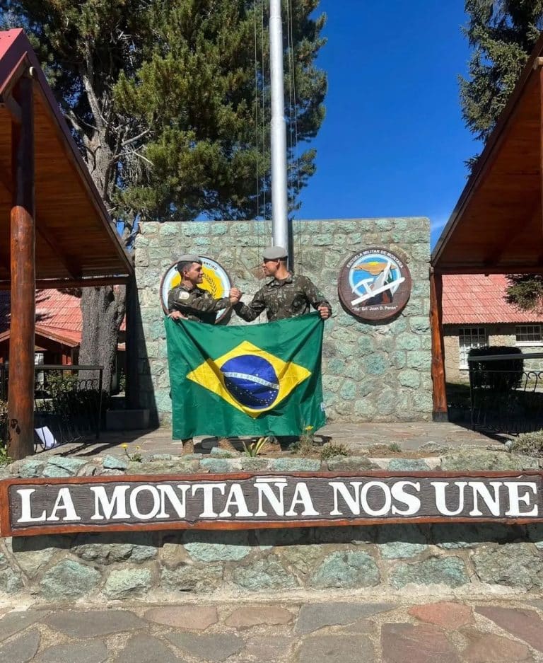 MILITARES BRASILEIROS BRILHAM EM DESAFIADOR CURSO DE MONTANHA NA ARGENTINA