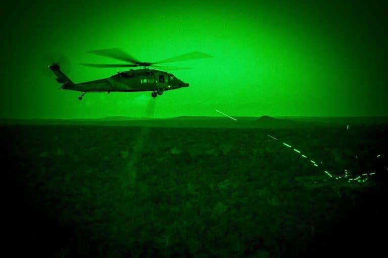 OPERAÇÕES NOTURNAS ELEVAM CAPACIDADES DA FAB COM TREINAMENTO INTENSIVO EM AERONAVE H-60L BLACK HAWK