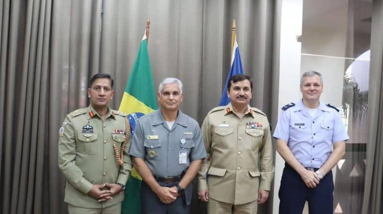 ESCOLA SUPERIOR DE GUERRA RECEBE COMITIVA PAQUISTANESA PARA FORTALECIMENTO DE LAÇOS E INTERCÂMBIO ACADÊMICO