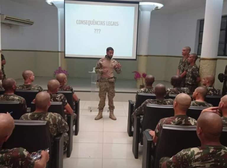 POLICIAIS E CÃES FAREJADORES CONDUZEM PALESTRA SOBRE DROGAS PARA RECRUTAS DO EXÉRCITO NO RIO DE JANEIRO