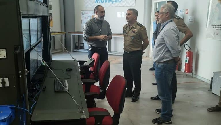 GENERAL VISITA SENAI-RJ PARA ACOMPANHAR INOVAÇÃO EM SIMULADOR DE GUARANI