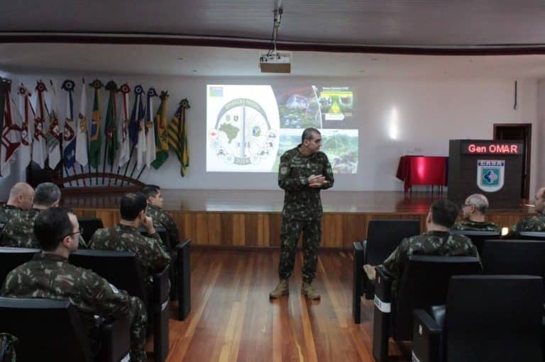 GENERAL OMAR ZENDIM ILUMINA FUTUROS SARGENTOS COM PALESTRA SOBRE O COMANDO DE OPERAÇÕES TERRESTRES NA EASA