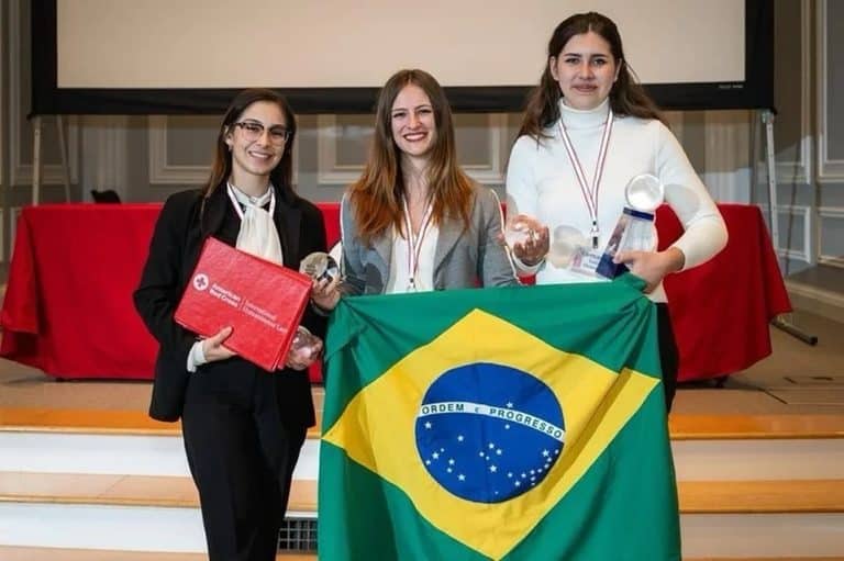 ESTUDANTES DA UFRGS BRILHAM EM COMPETIÇÃO INTERNACIONAL DE DIREITO HUMANITÁRIO NOS EUA