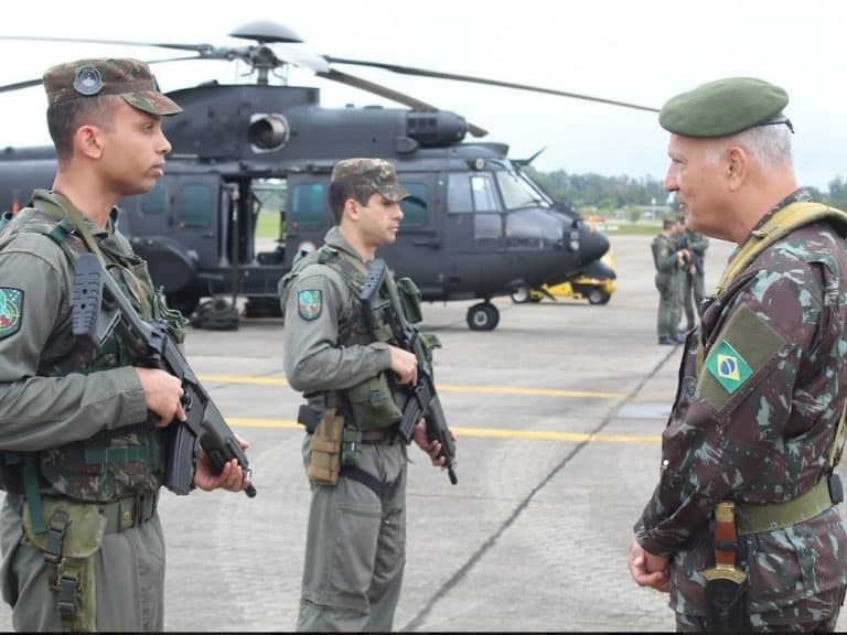 GENERAL ANDRÉ LUIS NOVAES MIRANDA INSPECIONA PRONTIDÃO DA AVIAÇÃO DO EXÉRCITO