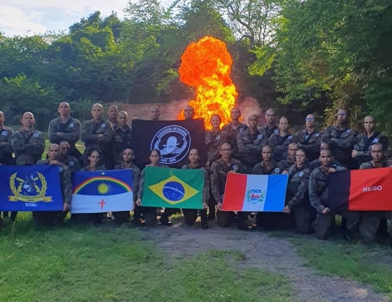 SOLDADO NATÁLIA VARGAS SE DESTACA AO CONCLUIR CURSO DE OPERAÇÕES COM CÃES DA PM DE PERNAMBUCO