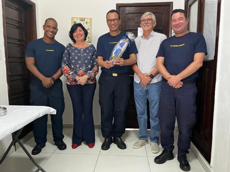 CAPITÃO DE CORVETA ALBERICI RECEBE HOMENAGEM DE ANIVERSÁRIO EMOCIONANTE NA CAPITANIA DOS PORTOS DE ALAGOAS
