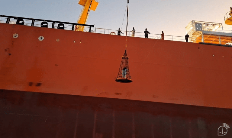 MARINHA DO BRASIL EXECUTA RESGATE EFICAZ DE TRIPULANTE FILIPINO EM NAVIO FRANCÊS