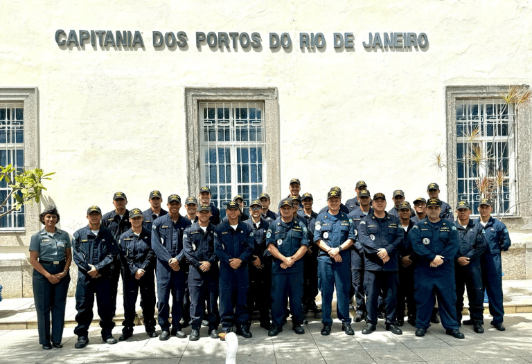 ASPIRANTES DA ESCOLA NAVAL IMERGEM NA PRÁTICA NA CAPITANIA DOS PORTOS DO RIO DE JANEIRO