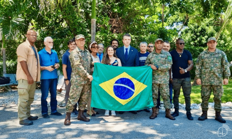 FUZILEIROS NAVAIS BRASILEIROS REALIZAM EVACUAÇÃO DE CIDADÃOS NO HAITI EM OPERAÇÃO CONJUNTA COM O MRE