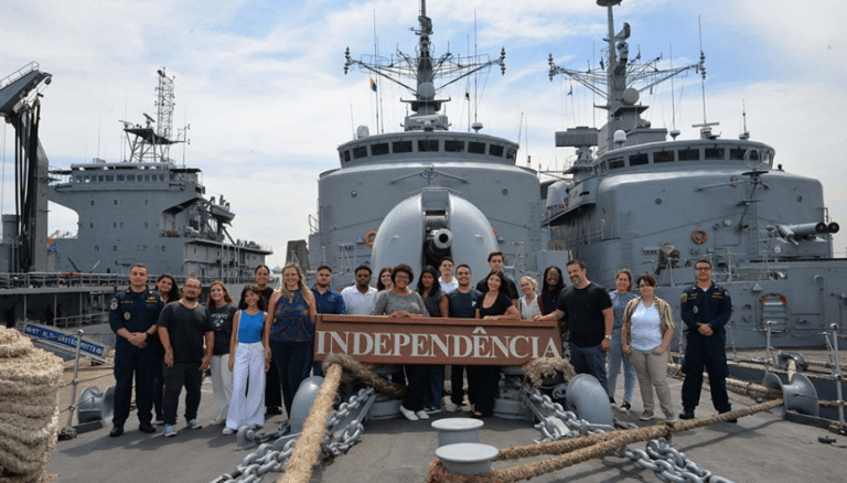 UNIVERSITÁRIOS DE NITERÓI VISITAM A FRAGATA ‘INDEPENDÊNCIA’ PARA APRENDER SOBRE SUAS MISSÕES INTERNACIONAIS