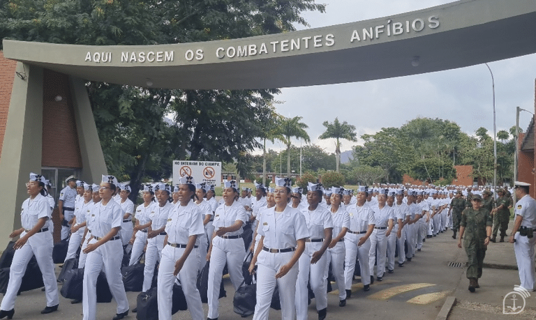MARINHA DO BRASIL INTEGRA MULHERES NO CORPO DE FUZILEIROS NAVIAIS: UM MARCO HISTÓRICO E INSPIRADOR