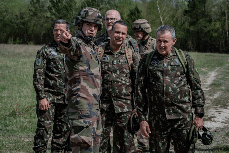 COMANDANTE DO EXÉRCITO BRASILEIRO FORTALECE LAÇOS MILITARES COM FRANÇA E POLÔNIA EM VISITA DIPLOMÁTICA