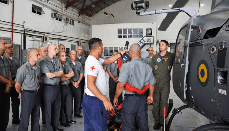 Esquadrão HU-51 Conduz Treinamento Crucial em Evacuação Aeromédica