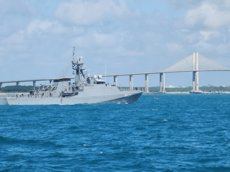 NAVIO-PATRULHA “APA” PREPARA TRAVESSIA DO ATLÂNTICO COM FOCO NA SEGURANÇA MARÍTIMA NO GOLFO DA GUINÉ