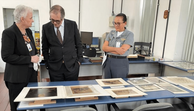 CHARLES COSAC PRESTIGIA MUSEU NAVAL E REFORÇA ELO CULTURAL ENTRE ARTE E HISTÓRIA MILITAR