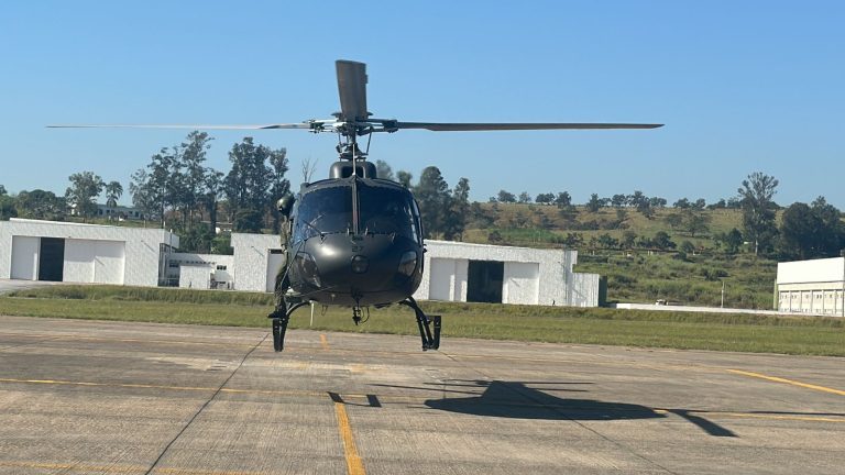 AVIAÇÃO DO EXÉRCITO INTENSIFICA OPERAÇÕES DE SOCORRO NO RIO GRANDE DO SUL COM ENVIO DE NOVO HELICÓPTERO