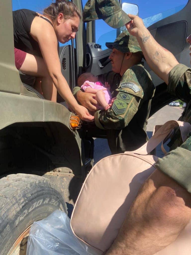 HERÓIS ANÔNIMOS: FUZILEIROS NAVAIS DOS PAMPAS EM AÇÃO HUMANITÁRIA NO RIO GRANDE DO SUL