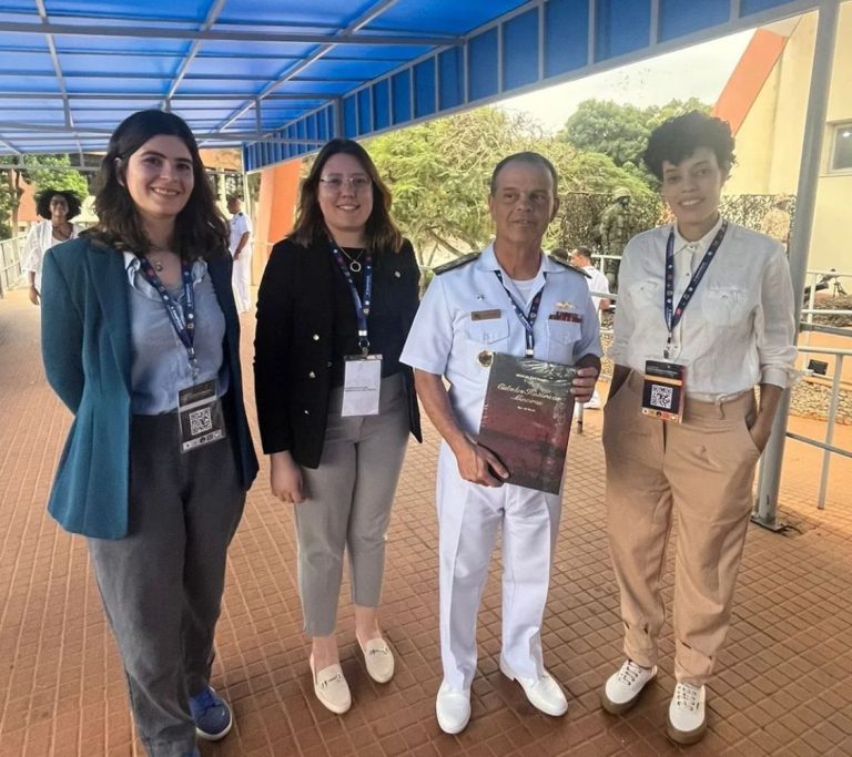 REPRESENTANTES DO GRUPO DE ESTUDOS ESTRATÉGICOS RAUL SOARES VISITAM CENTRO DE INSTRUÇÃO DOS FUZILEIROS NAVAIS