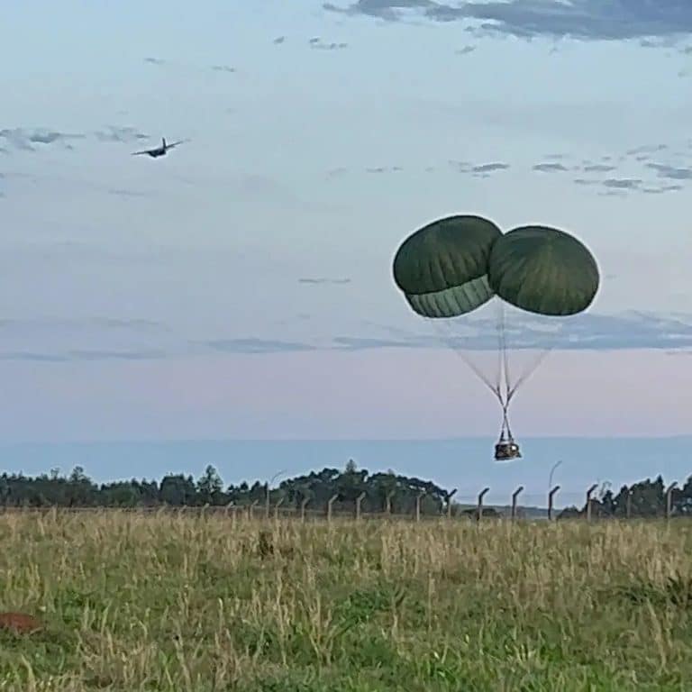 EFICÁCIA E SOLIDARIEDADE: EXÉRCITO E FORÇA AÉREA BRASILEIRA REALIZAM LANÇAMENTO AÉREO DE SUPRIMENTOS NO RIO GRANDE DO SUL