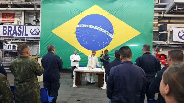 FÉ E ESPERANÇA NAVEGAM JUNTAS: NAVIO-AERÓDROMO “ATLÂNTICO” CHEGA AO RS COM MENSAGEM DE SOLIDARIEDADE