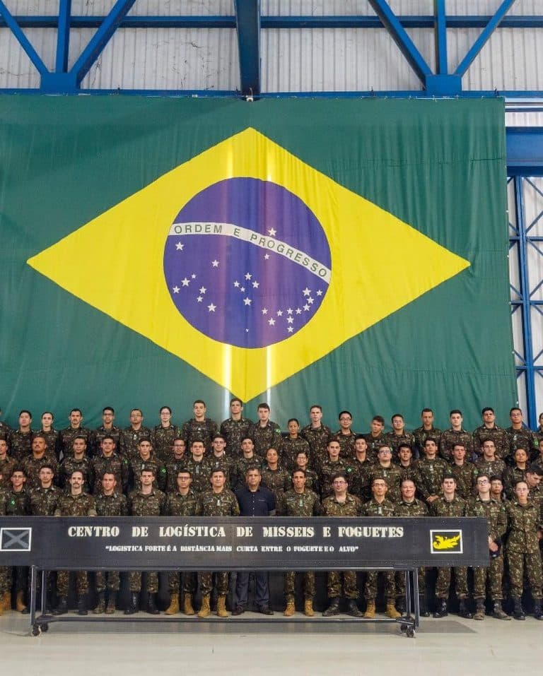 FUTUROS ENGENHEIROS MILITARES DO IME VISITAM COMANDO DE ARTILHARIA DO EXÉRCITO