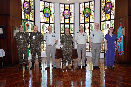 ESCOLA DE COMANDO E ESTADO-MAIOR DO EXÉRCITO BRASILEIRO RECEBE COMITIVA MILITAR FRANCESA